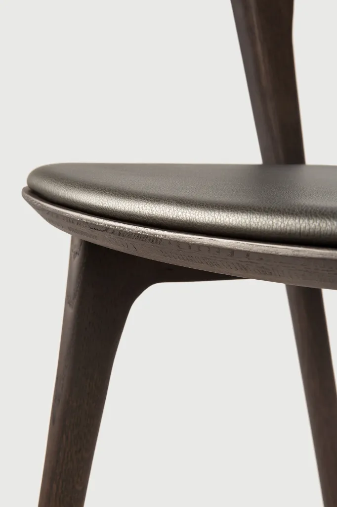51551_Oak_Bok_brown_dining_chair_leather_brown_varnished_det03_web.webp