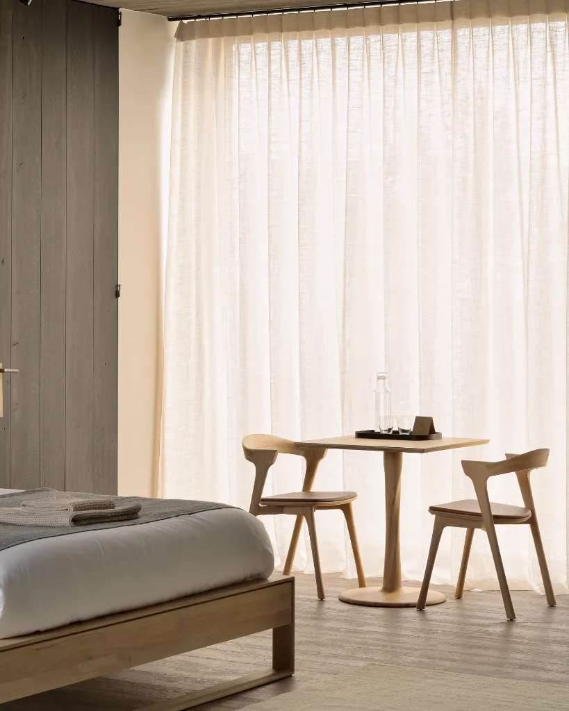 50021_Torsion_table_square_51488_Bok_chair_cognac_leather_51216_Nordic_bed_WEB.webp