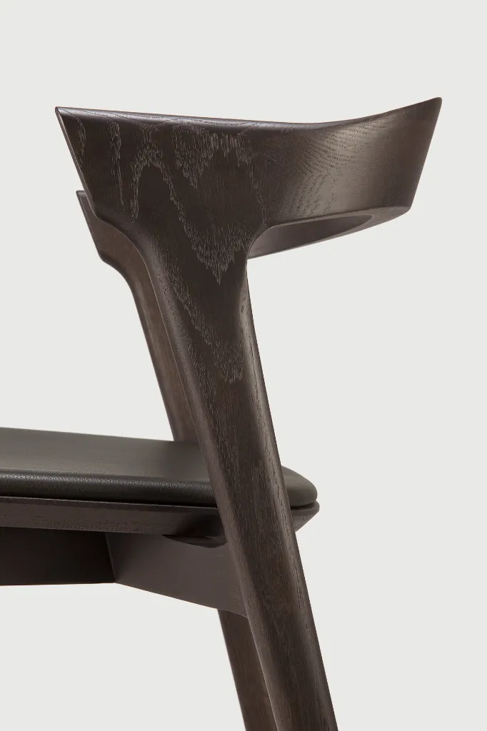 51551_Oak_Bok_brown_dining_chair_leather_brown_varnished_det02_web.webp