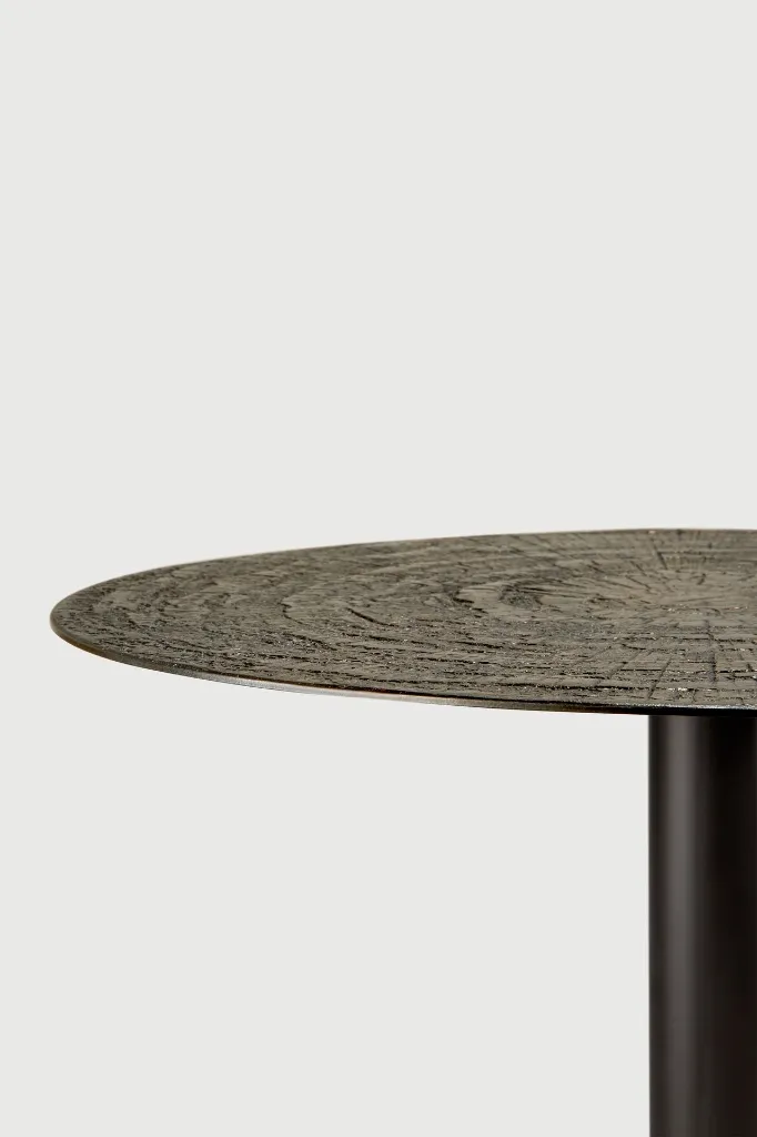 25935_Blend_dining_table_varnished_Minerals_Ray-Whisky_top_round_with_base_metal_Dark-Bronze_det02_front_HQ.webp