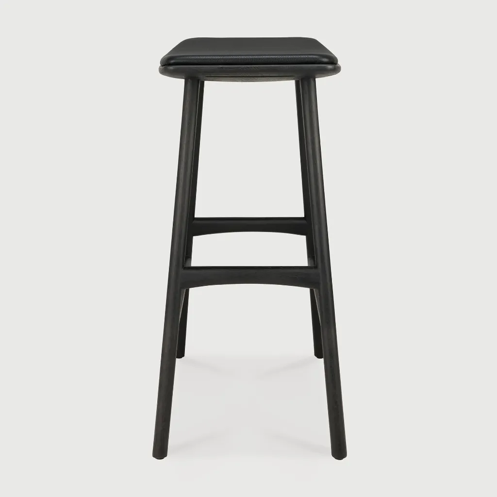 53051_Osso_counter_stool_varnished_oak_black_black_leather_side01_web.webp