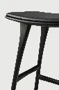 53051_Osso_counter_stool_varnished_oak_black_black_leather_det01_HQ.webp