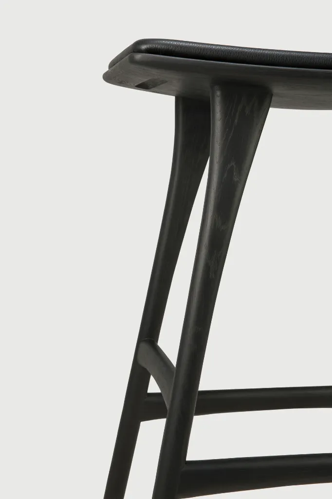53051_Osso_counter_stool_varnished_oak_black_black_leather_det02_HQ.webp