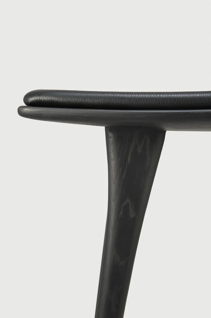 53051_Osso_counter_stool_varnished_oak_black_black_leather_det04_web.webp