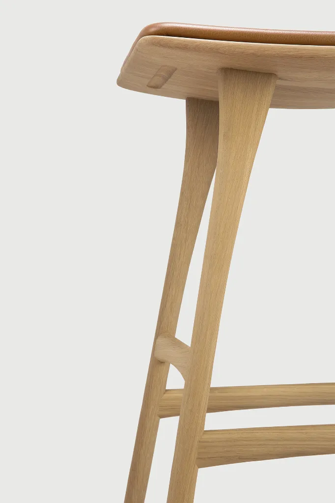 53050_Osso_counter_stool_varnished oak_cognac_leather_det02_web.webp