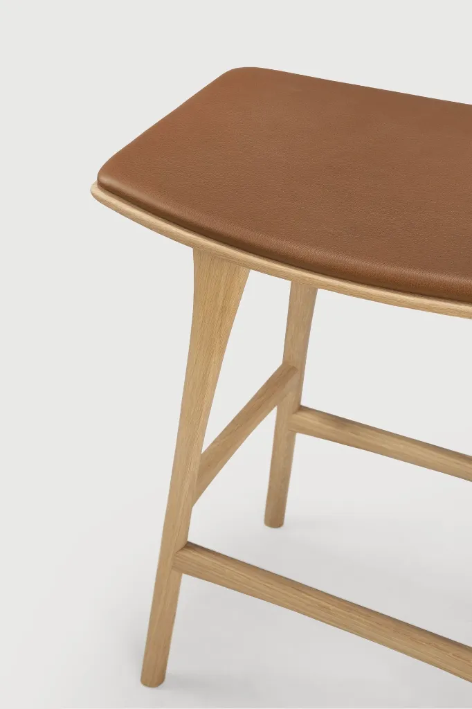 53050_Osso_counter_stool_varnished oak_cognac_leather_det03_HQ.webp