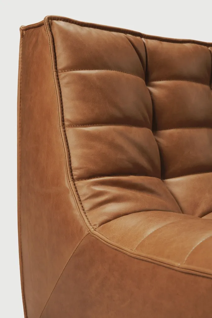 20082_N701_sofa_1_seater_old_saddle_det02_HQ.webp