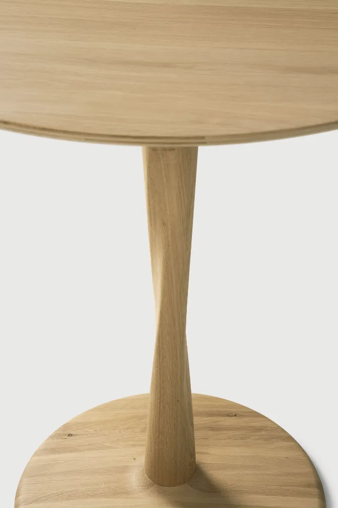 50035_50036_Torsion_lounge_table_varnished_oak_round_det01_HQ.webp