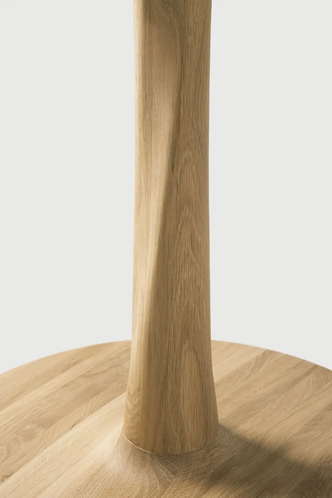 50035_50036_Torsion_lounge_table_varnished_oak_round_det03_HQ.webp