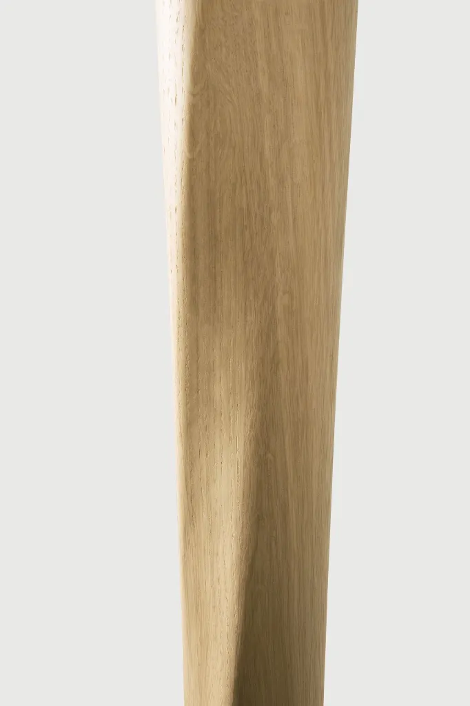 50035_50036_Torsion_lounge_table_varnished_oak_round_det02_HQ.webp