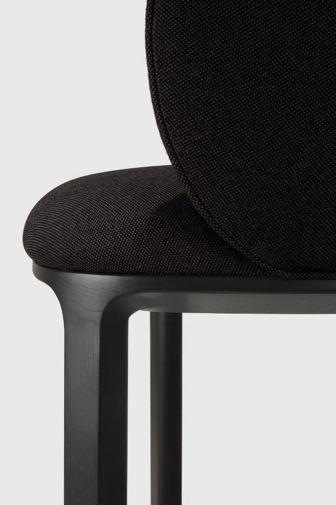 50696_Unda_dining_chair_varnished_oak_Black_Charcoal_fabric_det03_HQ.webp