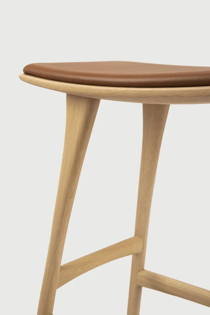 53050_Osso_counter_stool_varnished oak_cognac_leather_det01_HQ.webp