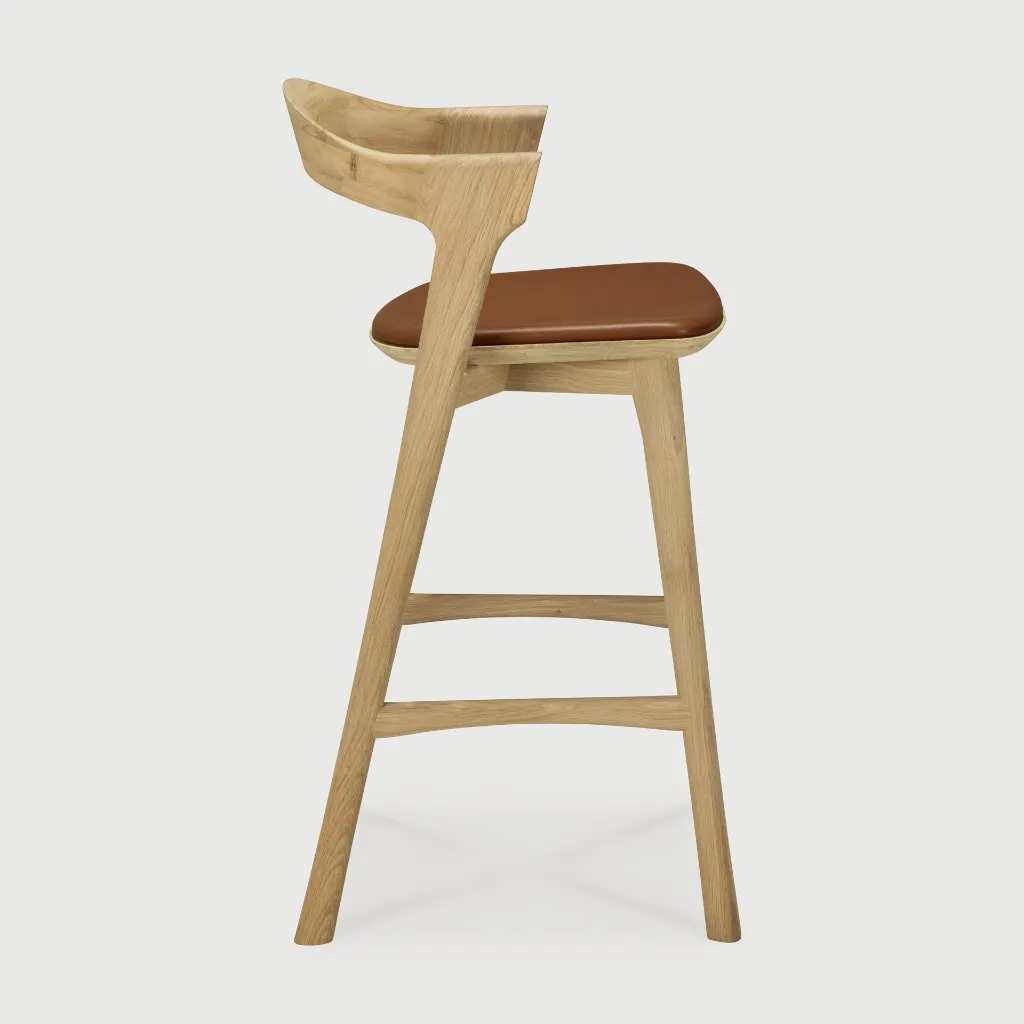 51564_Bok_counter_stool_varnished_oak_Cognac_leather_profile_HQ.webp