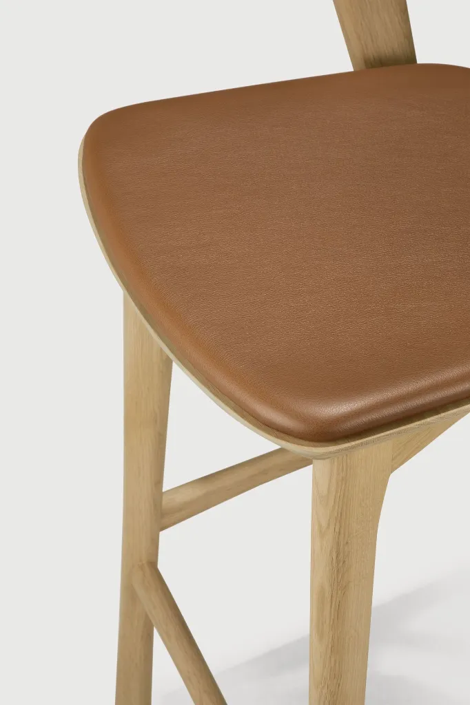 51563_51564_Bok_bar_stool_varnished_oak_Cognac_leather_det02_HQ.webp