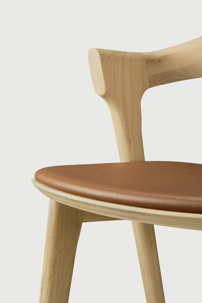 51563_51564_Bok_bar_stool_varnished_oak_Cognac_leather_det04_WEB.webp