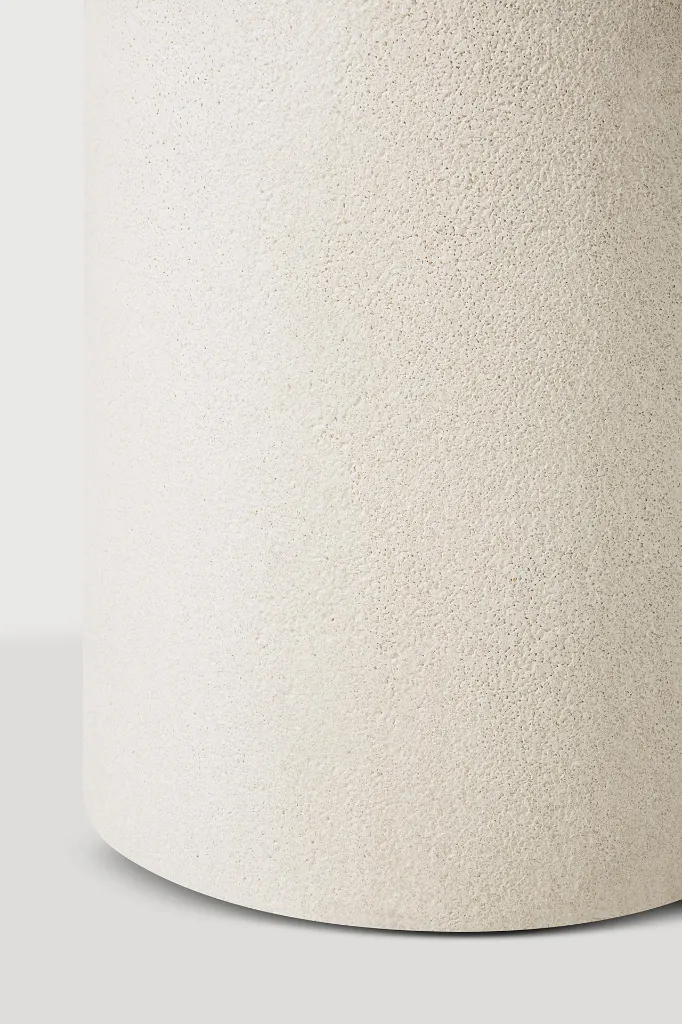 26422_Elements_round_dining_table_det03_WEB.webp
