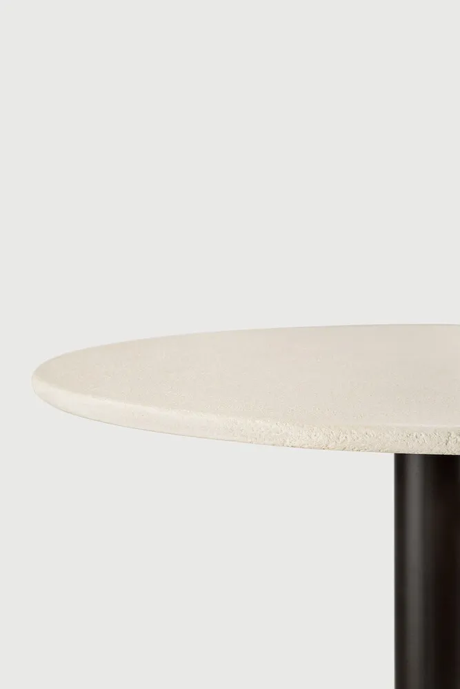 product_wf_26515_Blend_dining_table_top_varnished_microcement_Off-White_round_with_base_metal_Dark_Bronze_det02_WEB.webp