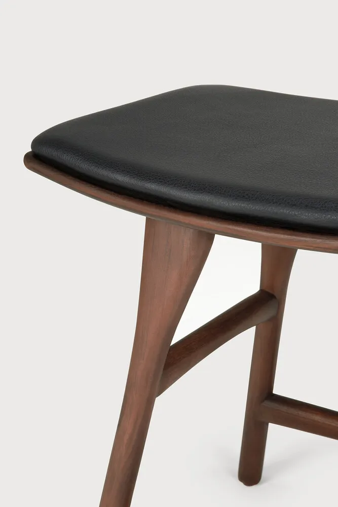 product_wf_10180_Osso_stool_varnished_teak_brown_black_leather_det01_web.webp