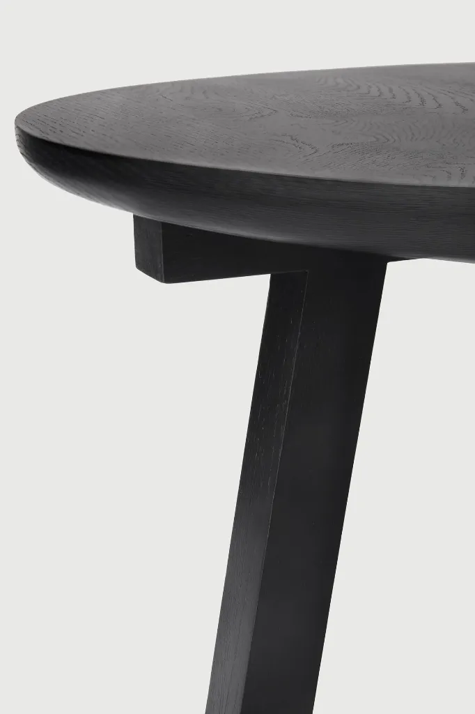 50527_Oak_Tripod_black_side_table_varnished_det_web.webp