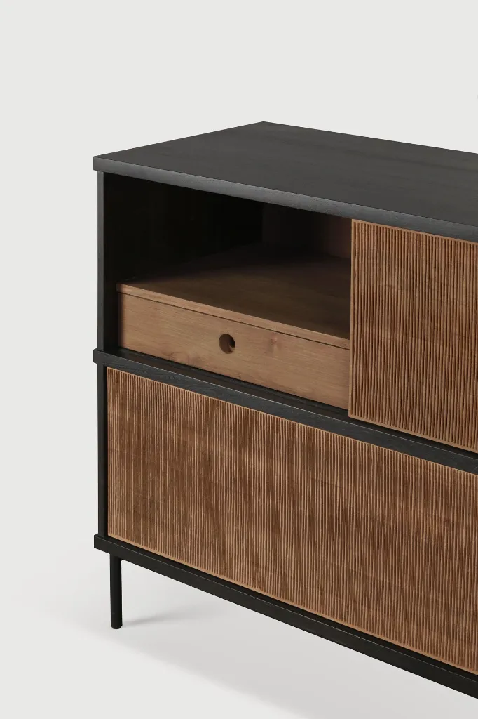 10143_Teak_Oscar_sideboard_2 sliding_doors_3_drawers_det_web.webp